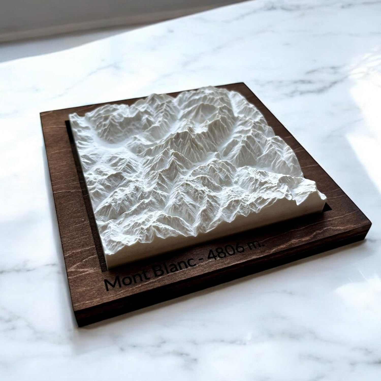 Carte 3D du Mont Blanc V2 - Moulage en Béton Clair - Topographie de la Vallée de Chamonix - Fabriqué Sous les Toits de Paris - Sans Base en Bois - Sous les Toits de Paris