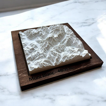 Carte 3D du Mont Blanc V2 - Moulage en Béton Clair - Topographie de la Vallée de Chamonix - Fabriqué Sous les Toits de Paris - Sans Base en Bois - Sous les Toits de Paris