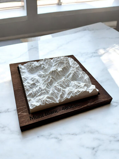 Carte 3D du Mont Blanc V2 - Moulage en Béton Clair - Topographie de la Vallée de Chamonix - Fabriqué Sous les Toits de Paris - Sans Base en Bois - Sous les Toits de Paris