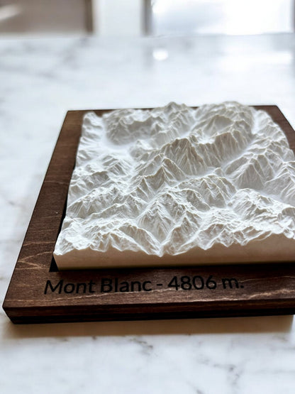Carte 3D du Mont Blanc V2 - Moulage en Béton Clair - Topographie de la Vallée de Chamonix - Fabriqué Sous les Toits de Paris - Sans Base en Bois - Sous les Toits de Paris