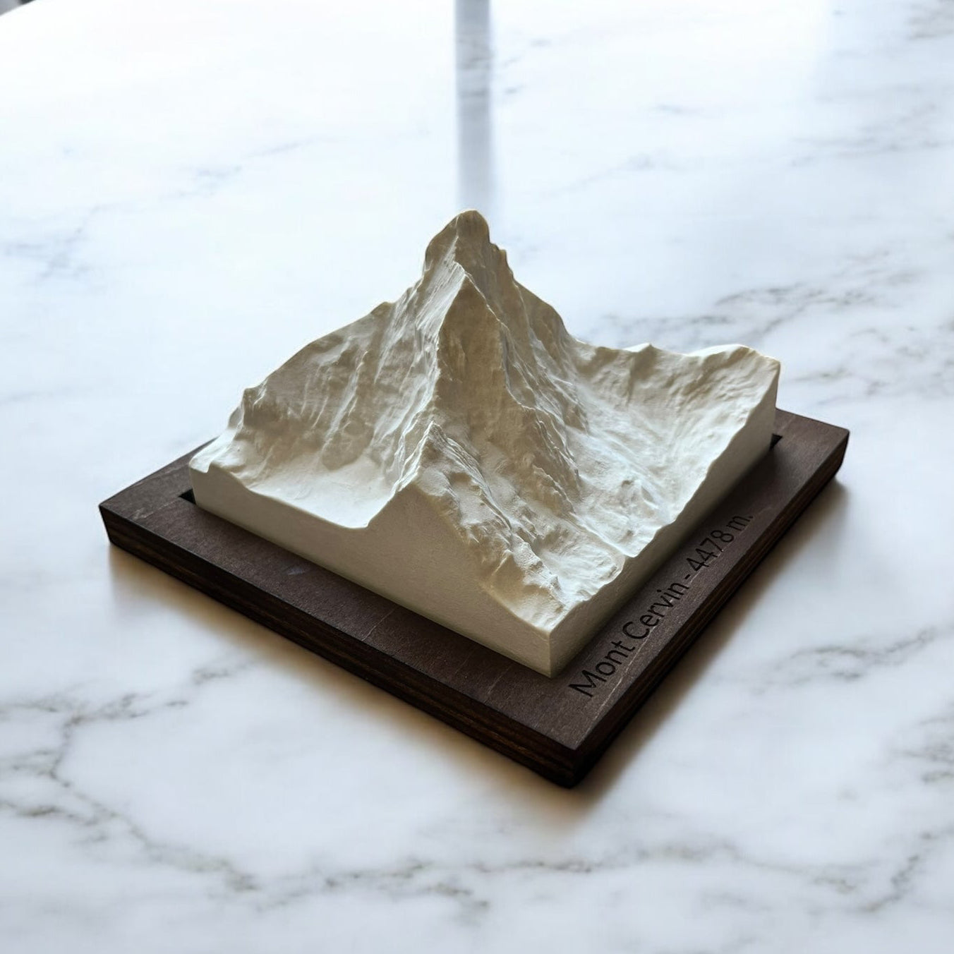 Carte 3D du Mont Cervin - Moulage en Béton Clair - Topographie de la Vallée de Zermatt - Avec Base en Bois - Sous les Toits de Paris