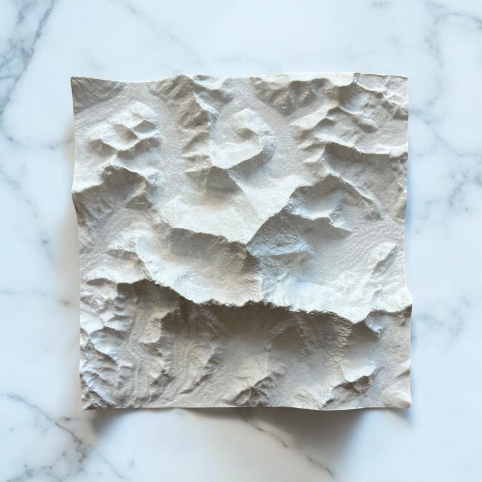 Carte 3D du Mont Everest, Nuptse & Lhotse - Moulage en Béton Clair - Topographie du Plus Haut Sommet du Monde - Avec Base en Bois - Sous les Toits de Paris