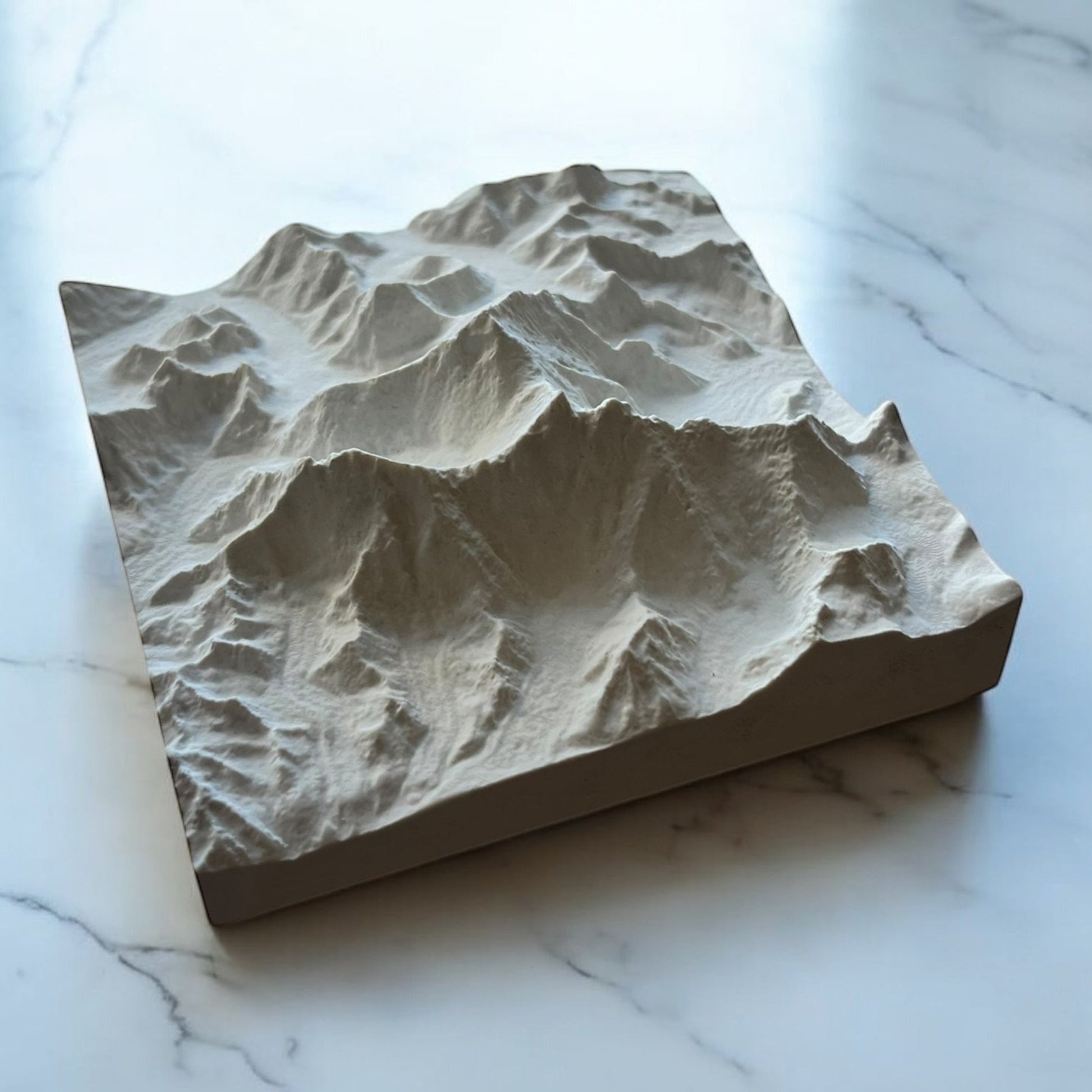 Carte 3D du Mont Everest, Nuptse & Lhotse - Moulage en Béton Clair - Topographie du Plus Haut Sommet du Monde - Sans Base en Bois - Sous les Toits de Paris
