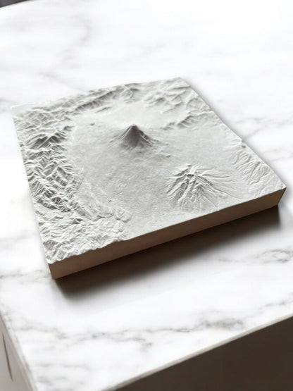 Carte 3D du Mont Fuji - Moulage en Béton Clair - Topographie du Japon - Sans Base en Bois - Sous les Toits de Paris