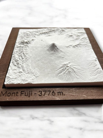 Carte 3D du Mont Fuji - Moulage en Béton Clair - Topographie du Japon - Sans Base en Bois - Sous les Toits de Paris