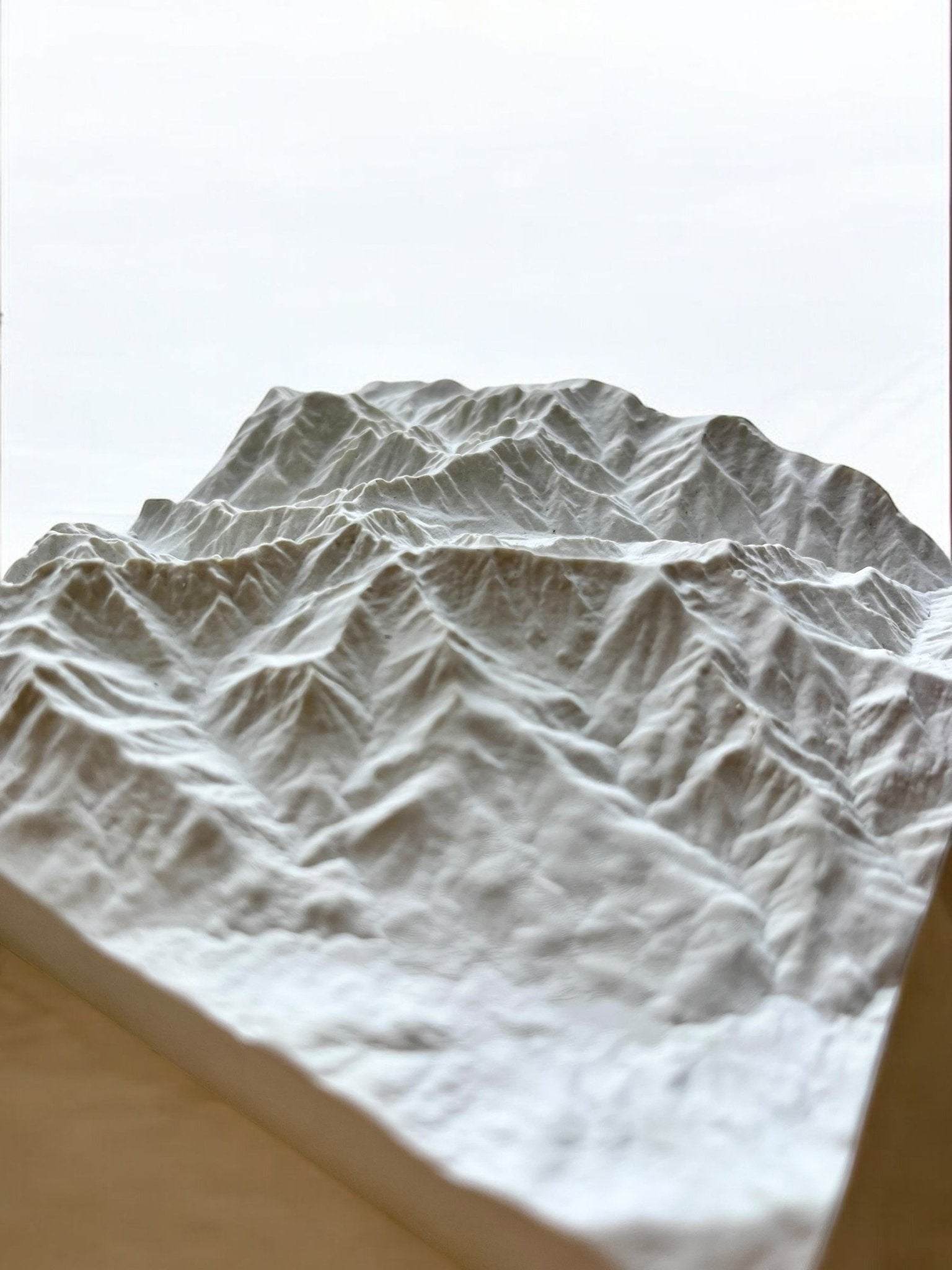 Carte 3D du Monte Cinto - Moulage en Béton Clair - Topographie du Plus Haut Sommet de Corse - Sans Base en Bois - Sous les Toits de Paris