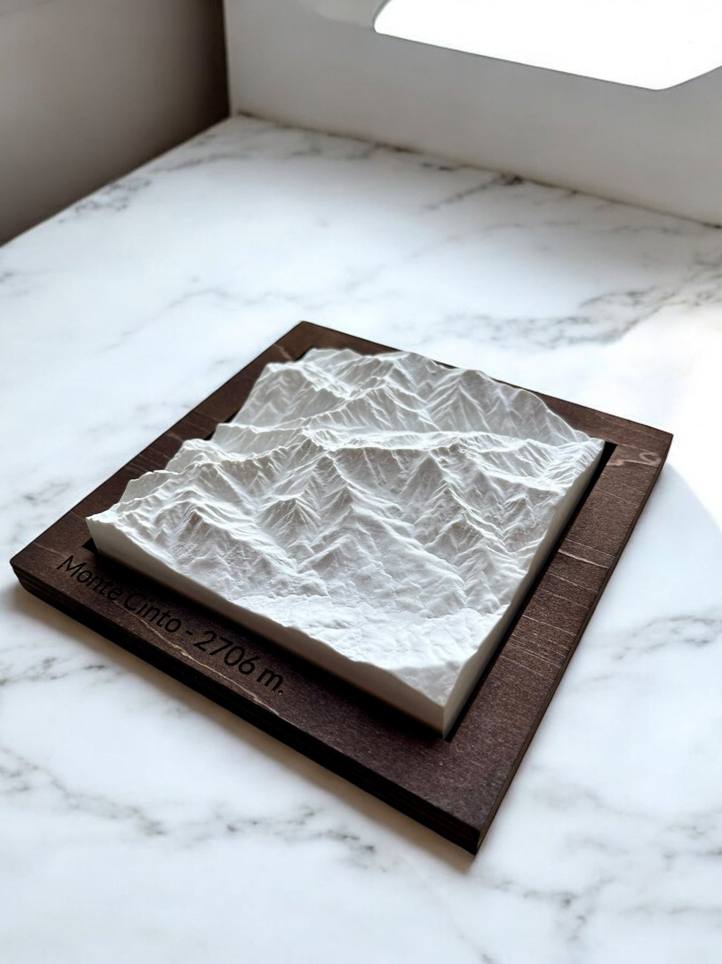 Carte 3D du Monte Cinto - Moulage en Béton Clair - Topographie du Plus Haut Sommet de Corse - Avec Base en Bois - Sous les Toits de Paris