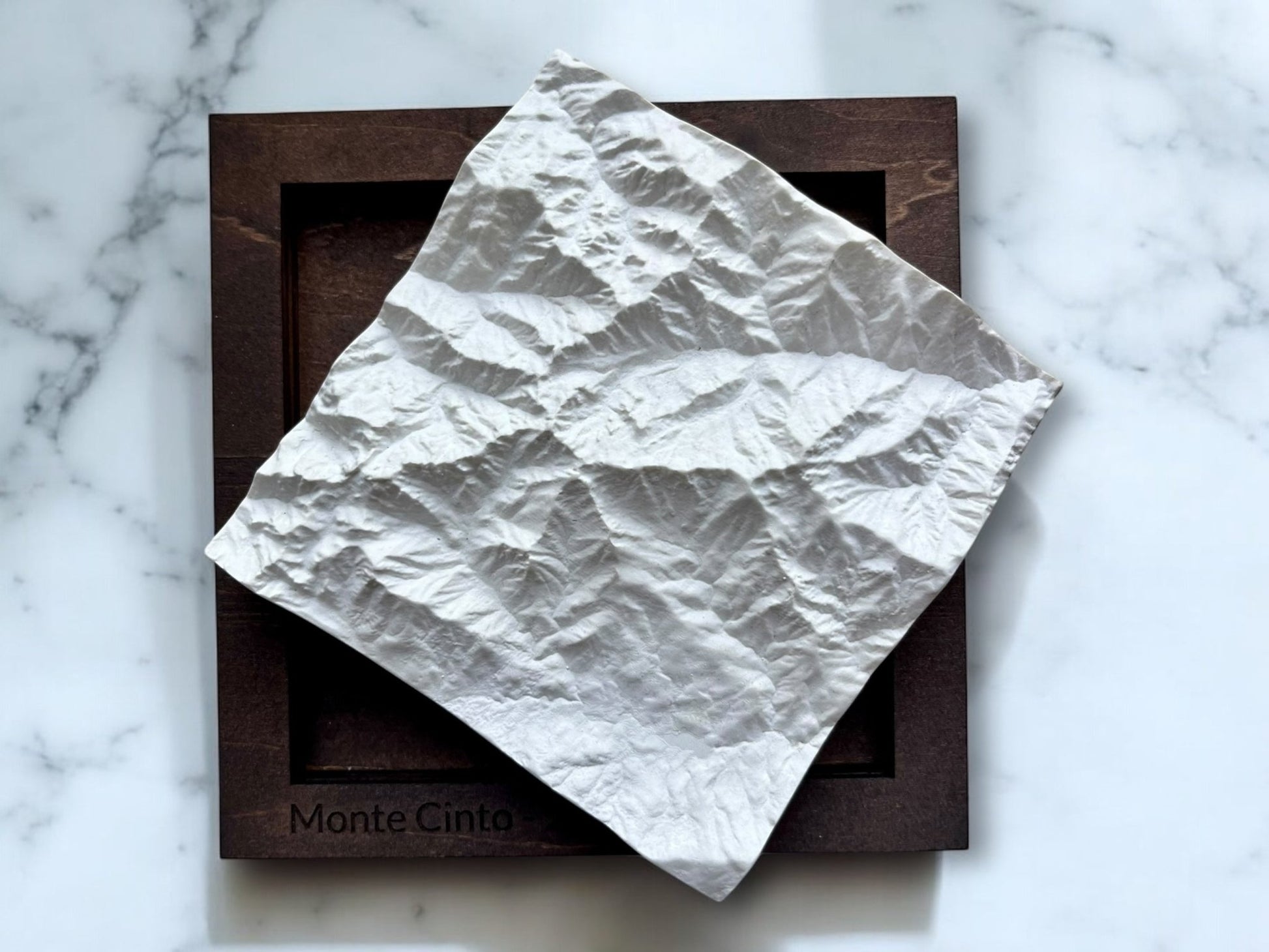 Carte 3D du Monte Cinto - Moulage en Béton Clair - Topographie du Plus Haut Sommet de Corse - Sans Base en Bois - Sous les Toits de Paris