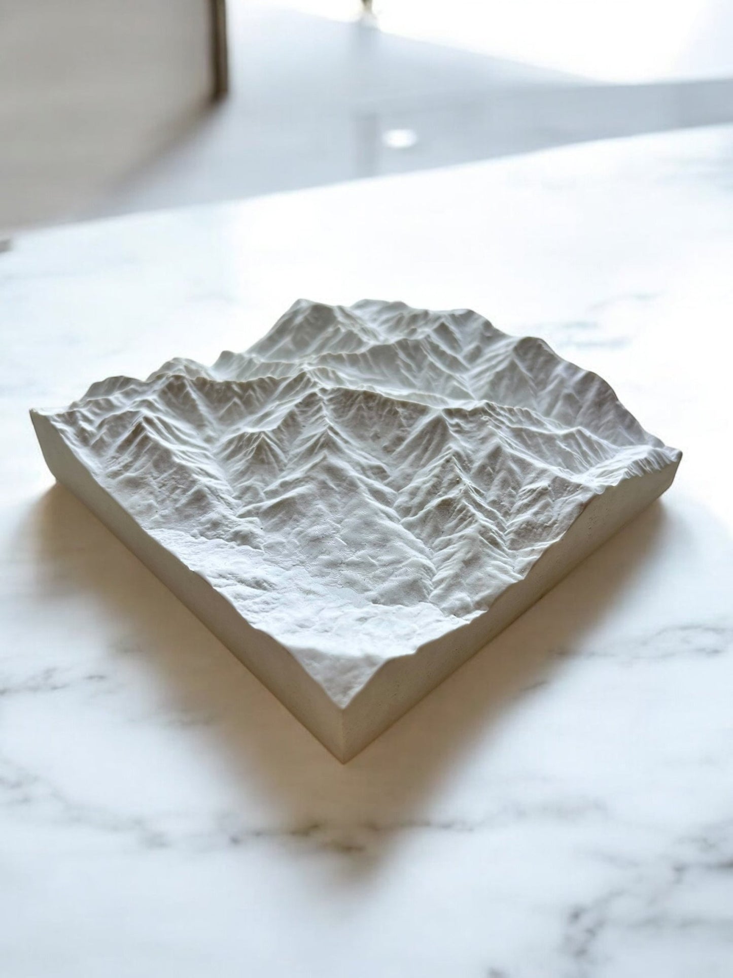 Carte 3D du Monte Cinto - Moulage en Béton Clair - Topographie du Plus Haut Sommet de Corse - Sans Base en Bois - Sous les Toits de Paris