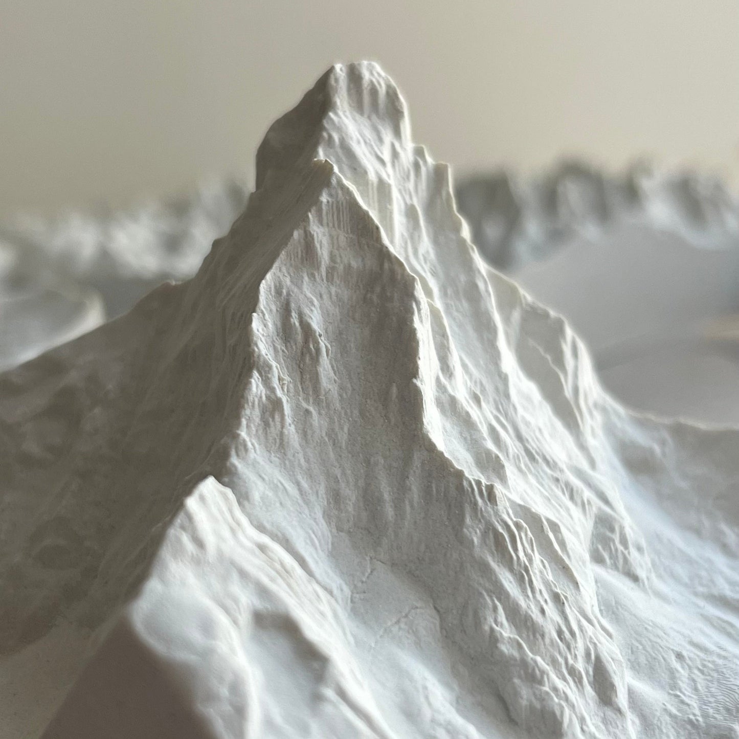 Carte en Relief du Mont Cervin - Topographie de la Vallée de Zermatt - Avec Base en Bois - Sous les Toits de Paris
