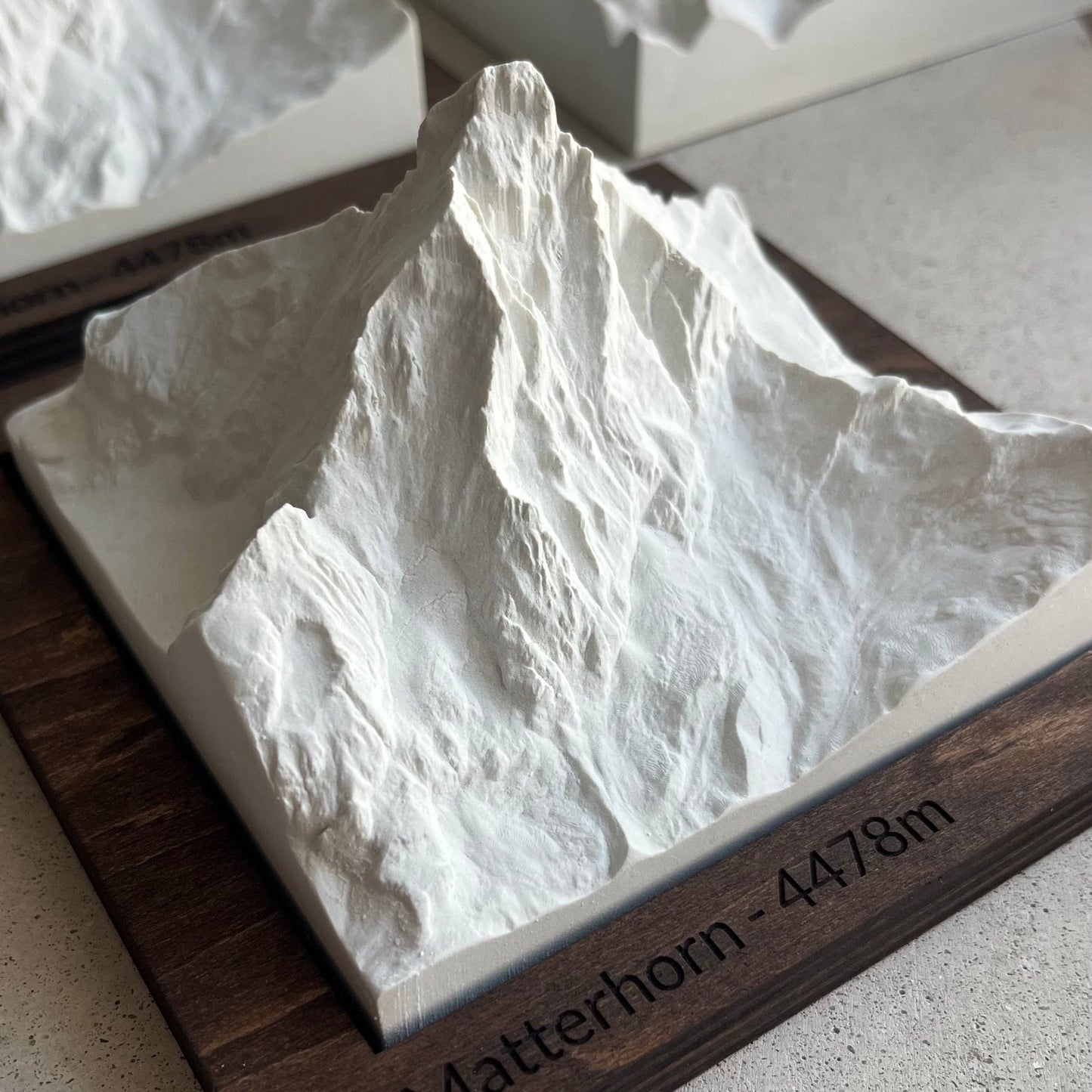 Carte en Relief du Mont Cervin - Topographie de la Vallée de Zermatt - Avec Base en Bois - Sous les Toits de Paris