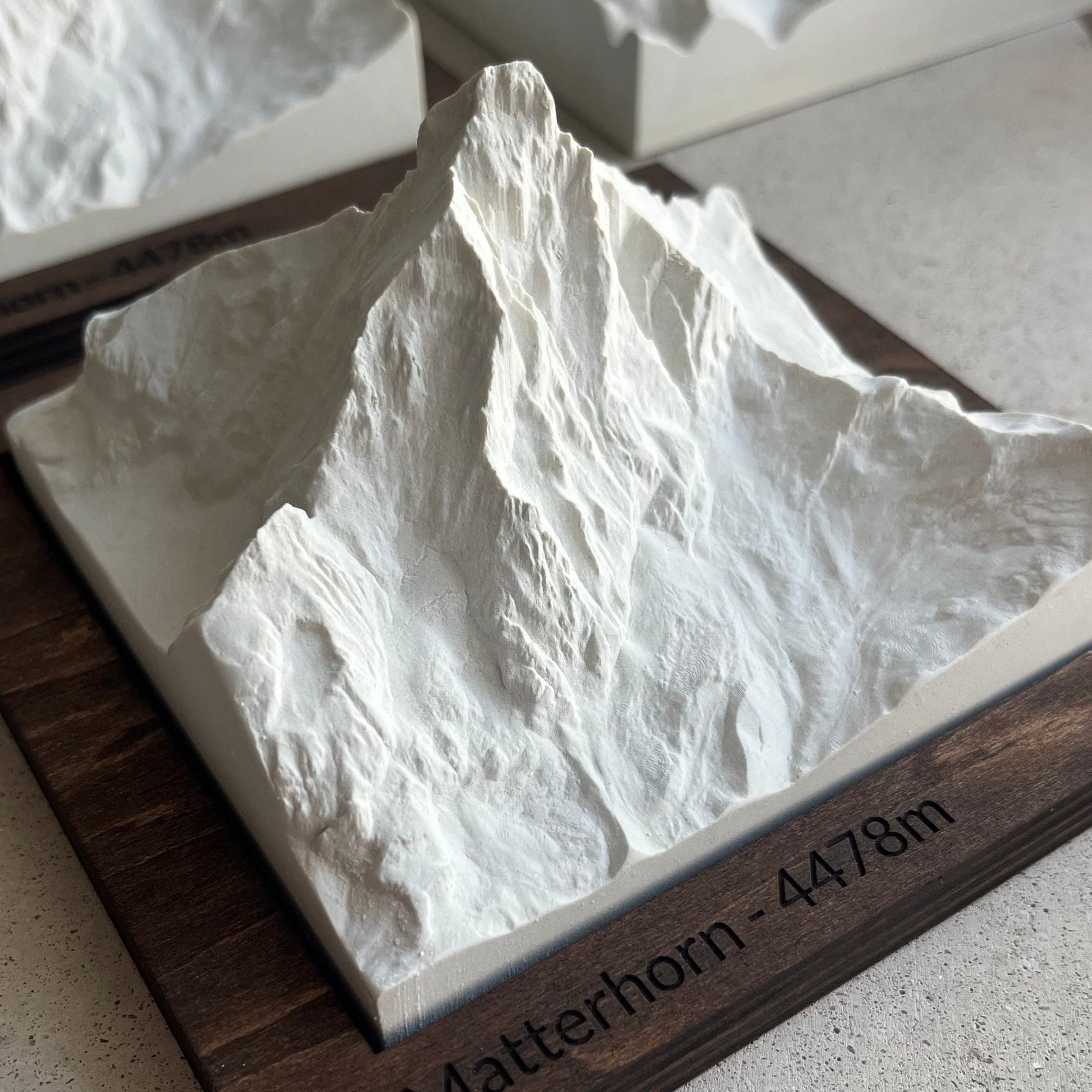 Carte en Relief du Mont Cervin - Topographie de la Vallée de Zermatt - Avec Base en Bois - Sous les Toits de Paris