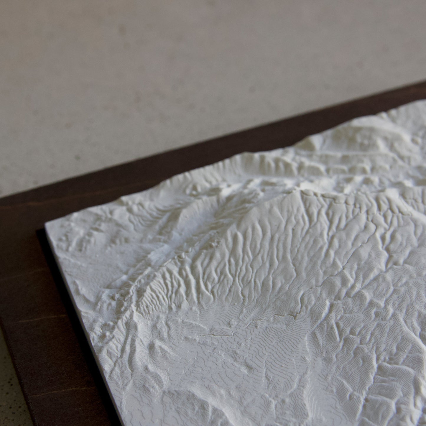 Carte en Relief du Mont Ventoux - Sculpture en Béton Clair - Topographie de Provence - Avec Base en Bois - Sous les Toits de Paris