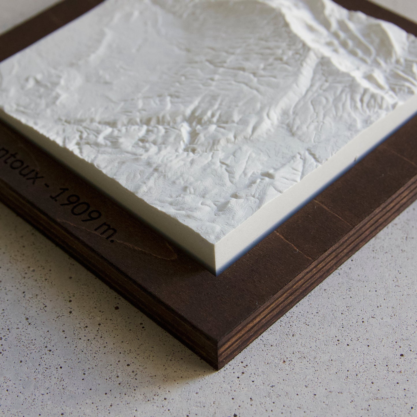Carte en Relief du Mont Ventoux - Sculpture en Béton Clair - Topographie de Provence - Avec Base en Bois - Sous les Toits de Paris