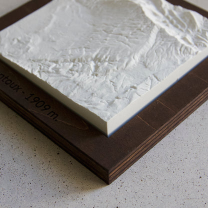 Carte en Relief du Mont Ventoux - Sculpture en Béton Clair - Topographie de Provence - Avec Base en Bois - Sous les Toits de Paris