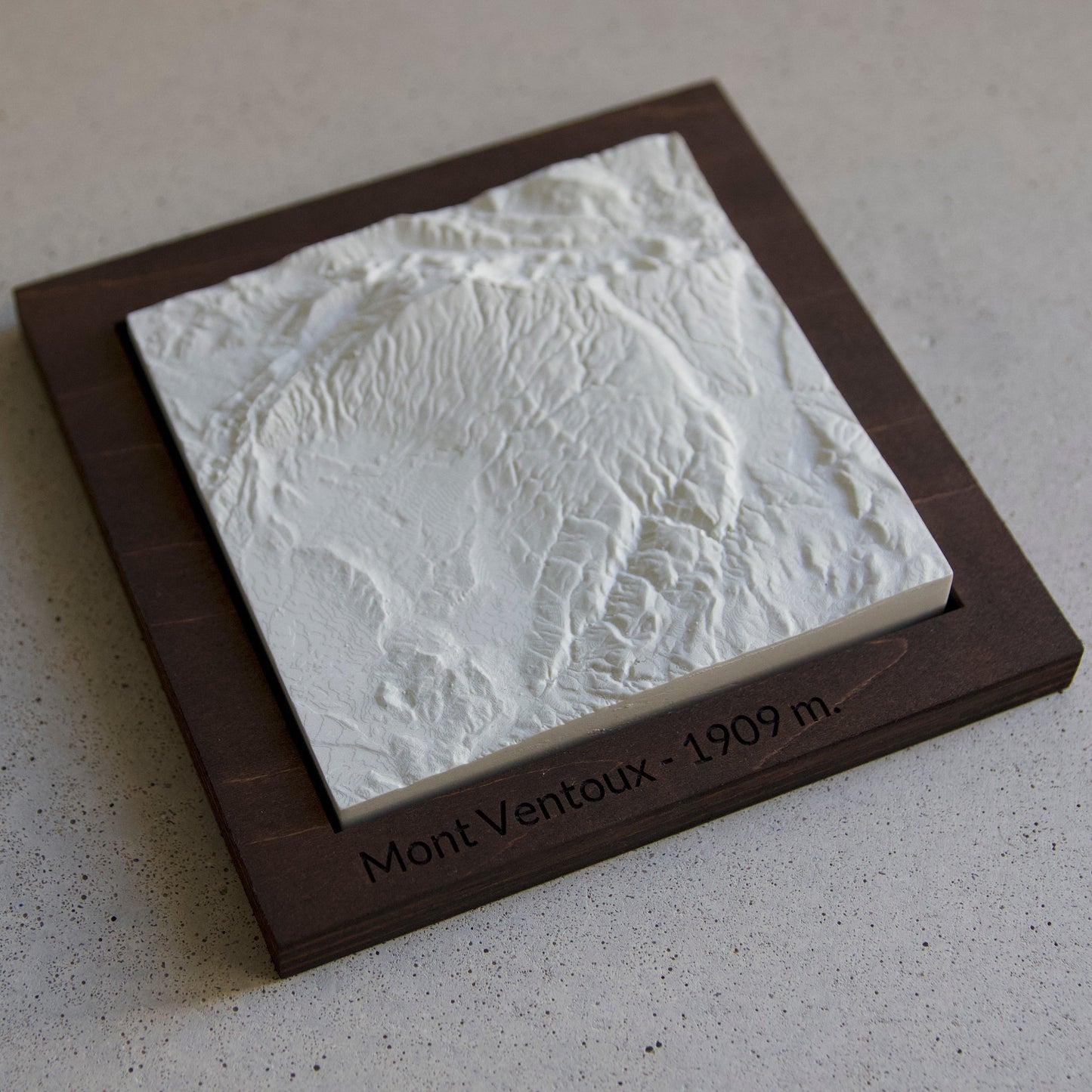 Carte en Relief du Mont Ventoux - Sculpture en Béton Clair - Topographie de Provence - Avec Base en Bois - Sous les Toits de Paris