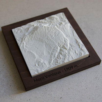 Carte en Relief du Mont Ventoux - Sculpture en Béton Clair - Topographie de Provence - Avec Base en Bois - Sous les Toits de Paris