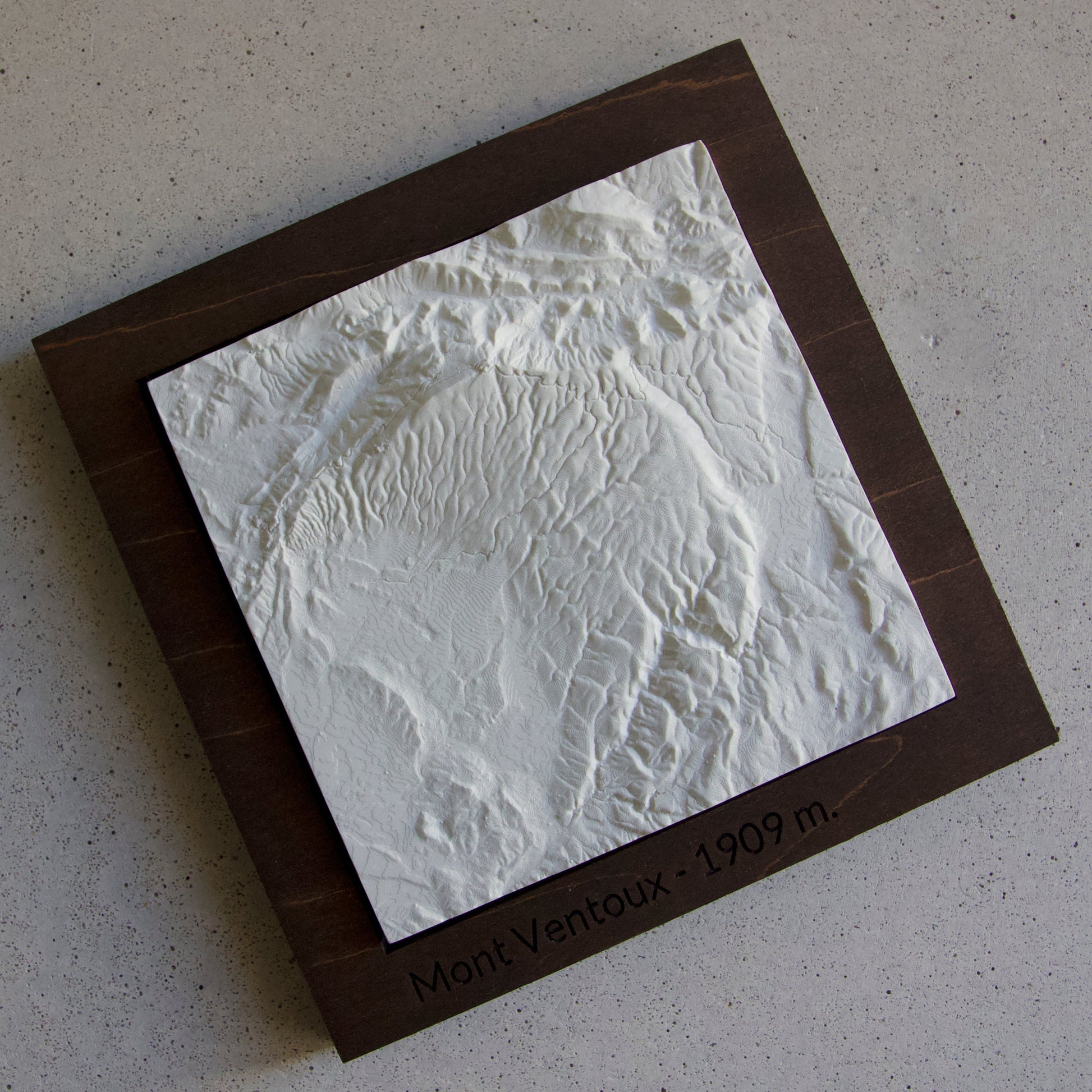 Carte en Relief du Mont Ventoux - Sculpture en Béton Clair - Topographie de Provence - Avec Base en Bois - Sous les Toits de Paris