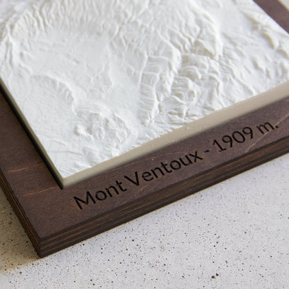 Carte en Relief du Mont Ventoux - Sculpture en Béton Clair - Topographie de Provence - Avec Base en Bois - Sous les Toits de Paris
