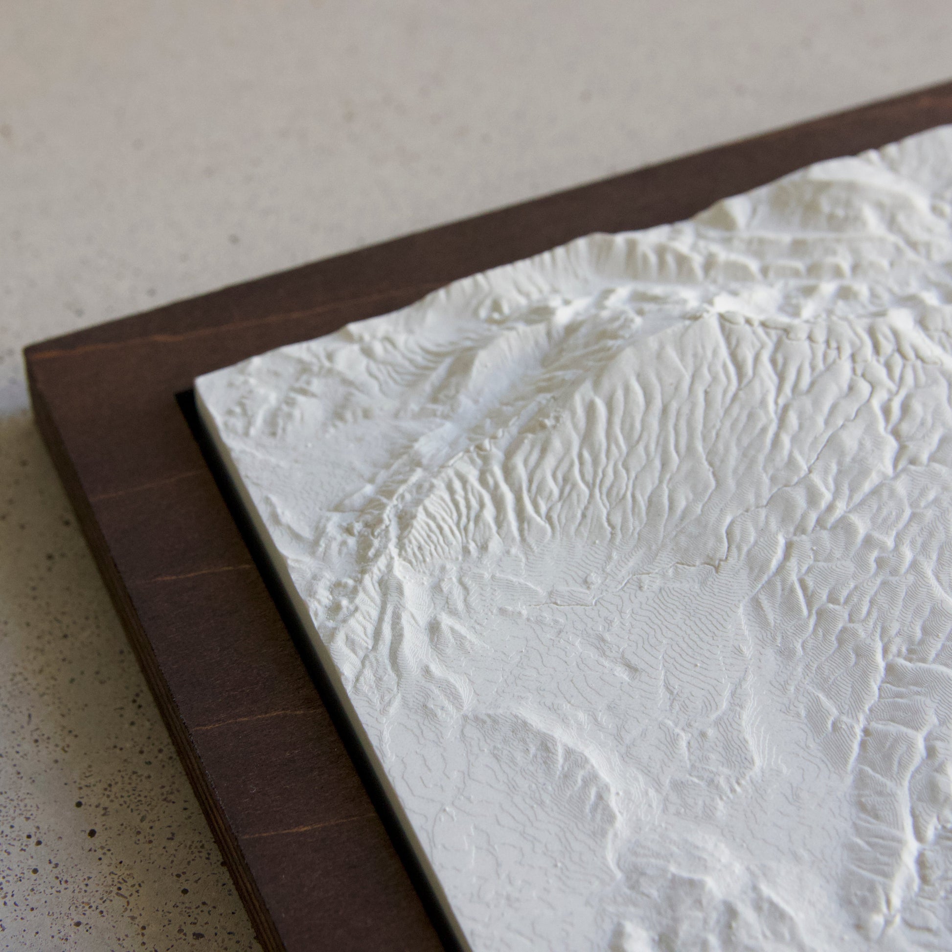 Carte en Relief du Mont Ventoux - Sculpture en Béton Clair - Topographie de Provence - Avec Base en Bois - Sous les Toits de Paris