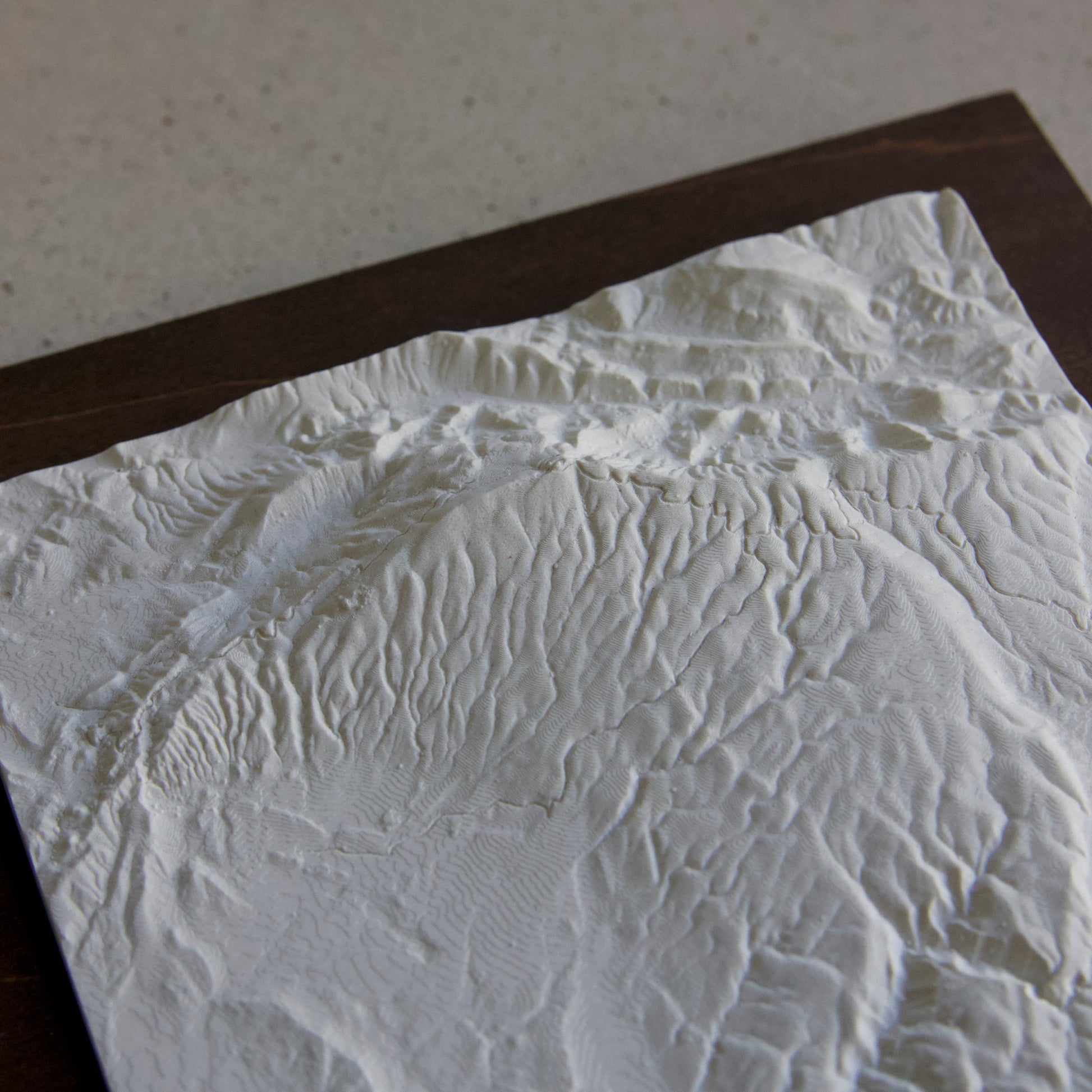 Carte en Relief du Mont Ventoux - Sculpture en Béton Clair - Topographie de Provence - Avec Base en Bois - Sous les Toits de Paris