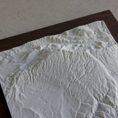 Carte en Relief du Mont Ventoux - Sculpture en Béton Clair - Topographie de Provence - Avec Base en Bois - Sous les Toits de Paris
