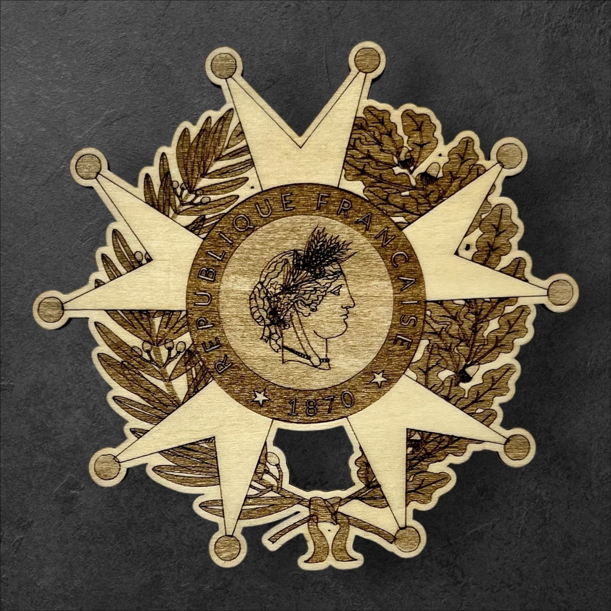 Croix de Chevalier de l’Ordre National de la Légion d’Honneur - Aimant pour Réfrigérateur en Bois / Magnet pour Frigo - Petit (50 MM) - Sous les Toits de Paris