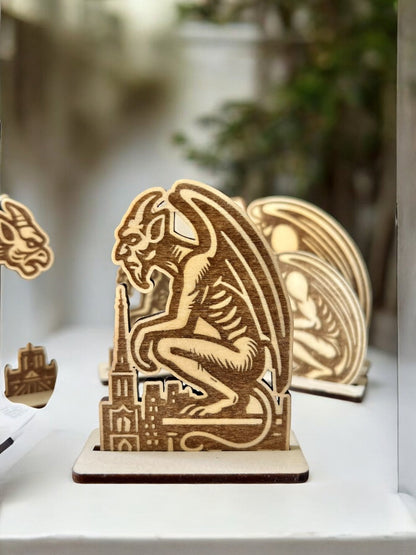 Gargouilles de Paris Mediéval - Stryge et Gothique - Sculpture et/ou Aimant pour Réfrigérateur en Bois / Magnet pour Frigo - Sculpture 2D - Sous les Toits de Paris