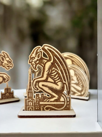 Gargouilles de Paris Mediéval - Stryge et Gothique - Sculpture et/ou Aimant pour Réfrigérateur en Bois / Magnet pour Frigo - Sculpture 2D - Sous les Toits de Paris