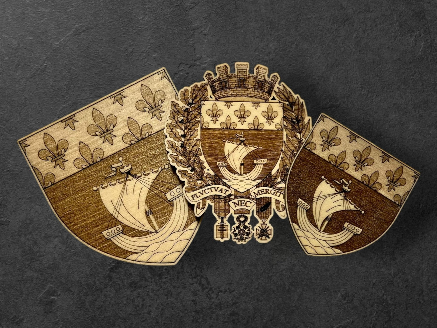Magnet en Bois - Blason de la Ville de Paris - Fluctuat Nec Mergitur - Armoiries de Paris - Aimant pour Réfrigérateur - Petit (50 MM) - Sous les Toits de Paris