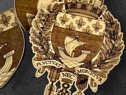 Magnet en Bois - Blason de la Ville de Paris - Fluctuat Nec Mergitur - Armoiries de Paris - Aimant pour Réfrigérateur - Petit (50 MM) - Sous les Toits de Paris